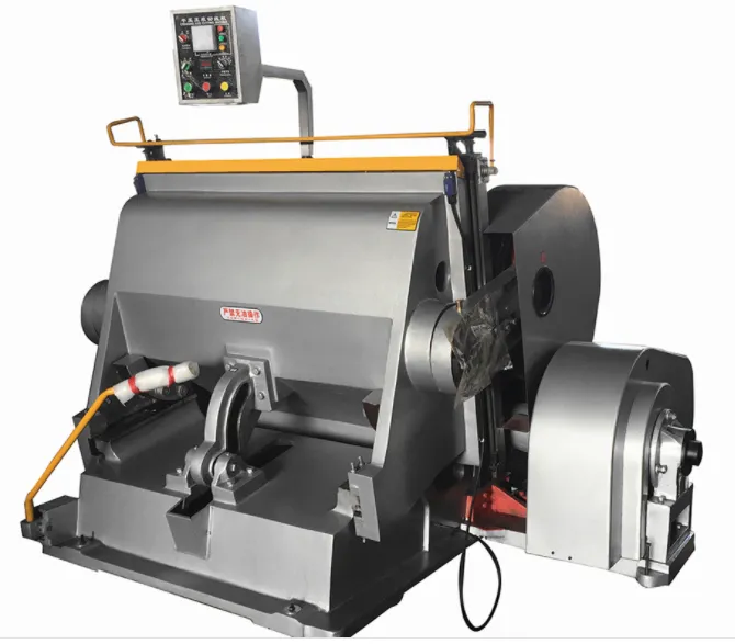 Máquina plegadora y troqueladora